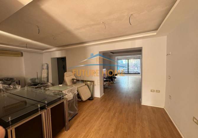 Shitet Ambient Biznesi , Rruga Vaso Pasha, ne Bllok