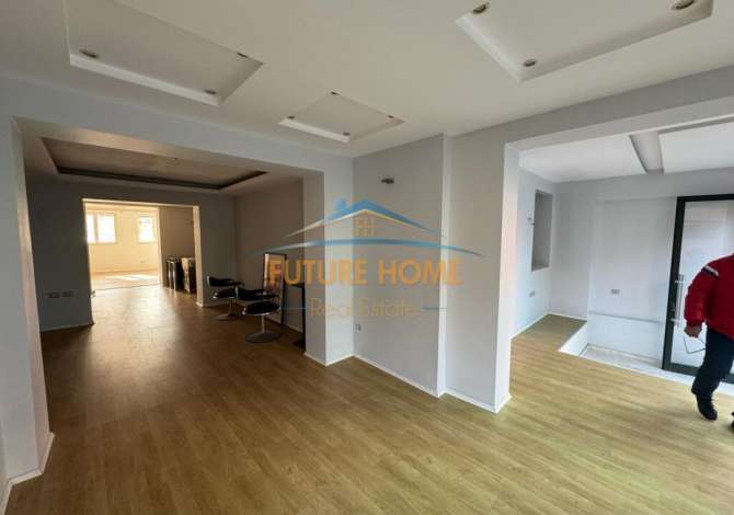 Shitet Ambient Biznesi , Rruga Vaso Pasha, ne Bllok