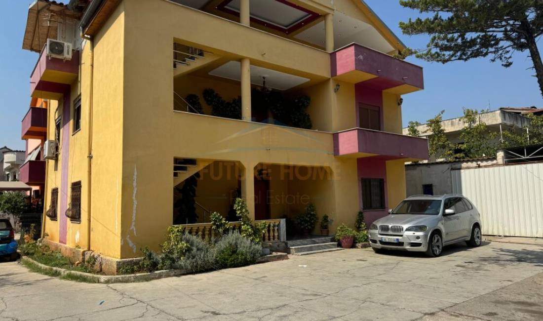 Shtepi ne shitje Vila Luksoze ne Tirane, 7+1, Mobilimi Pjeserisht e mobiluar, Pagesa 400,000  Euro.