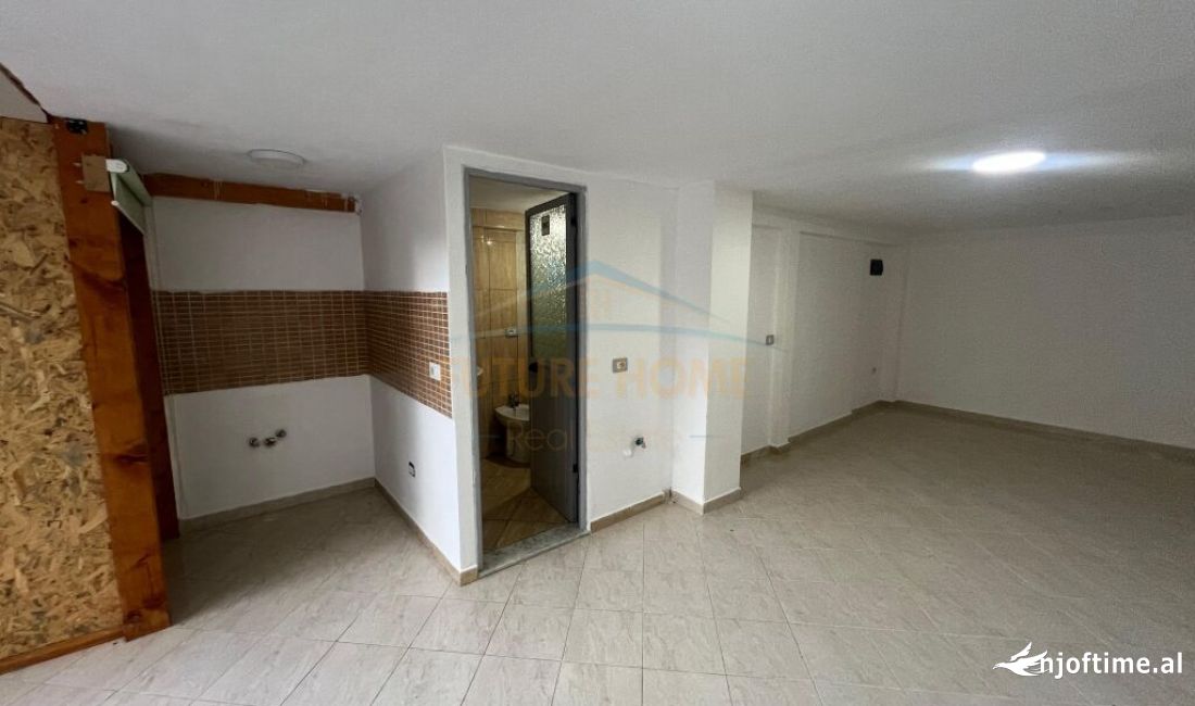 Shitet, Ambient Biznesi, Shkolla e Kuqe, Tirane.