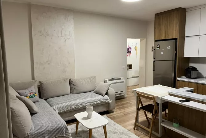 Shitet Apartament 1+1, Rruga e Kavajës, pranë Kompleksit Deliorgji – Tiranë