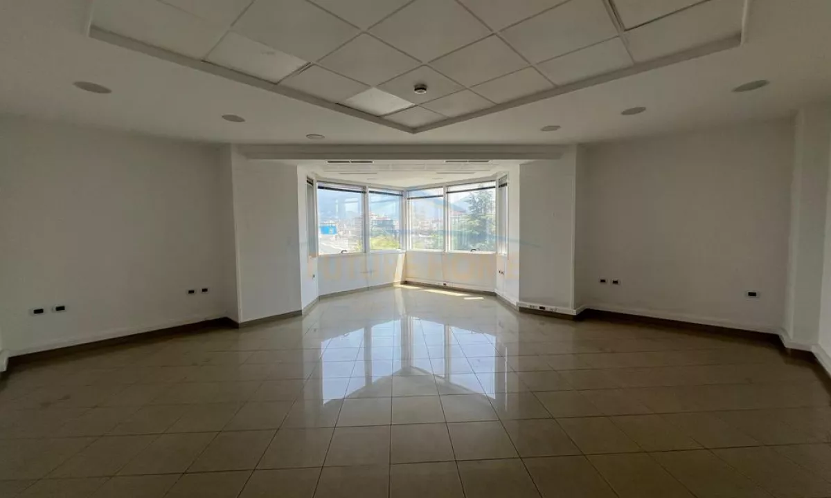 Ambient Biznesi per Qira – Bulevardi Deshmoret e Kombit, Kullat Binjake