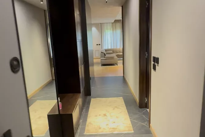 Shtepi ne shitje Apartament ne Tirane, 3+1, Mobilimi E mobiluar, Pagesa 700,000  Euro.