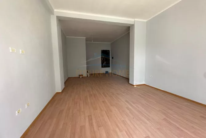 Shitet, Njësi Biznesi, Liqeni i Thatë