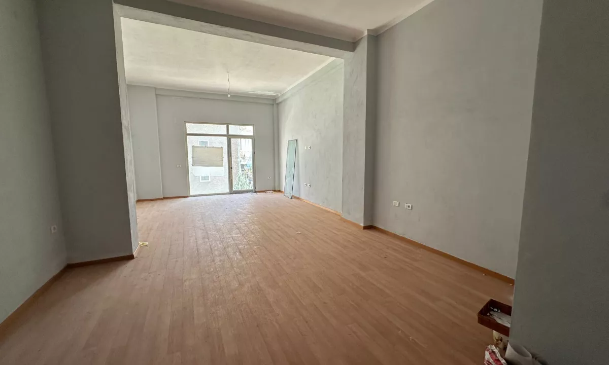 Shitet, Njesi Biznesi, te Liqeni i Thate Tirane