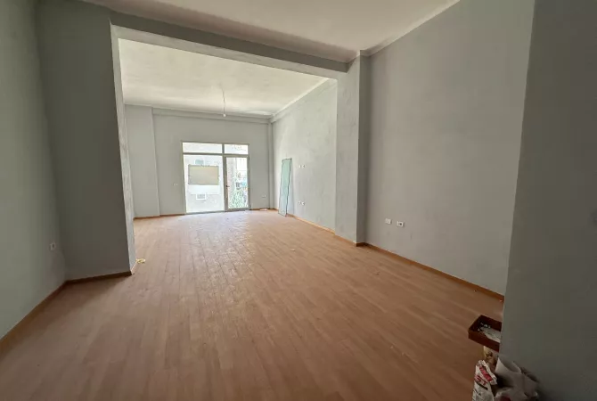 Shitet, Njësi Biznesi, te Liqeni i Thate Tirane