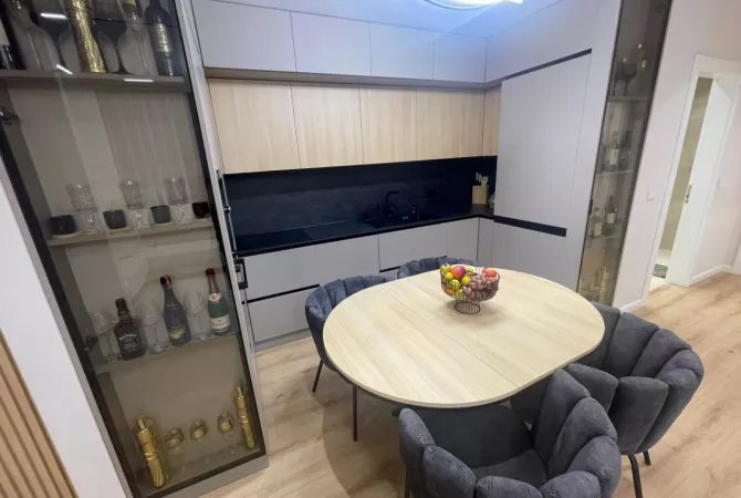 Shtepi ne shitje Apartament ne Tirane, 2+1, Mobilimi E mobiluar, Pagesa 227,000  Euro.