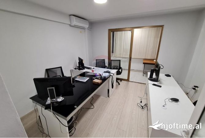 Ambiente Commerciale in Affitto 3+1 a Tirana - 950 Euro