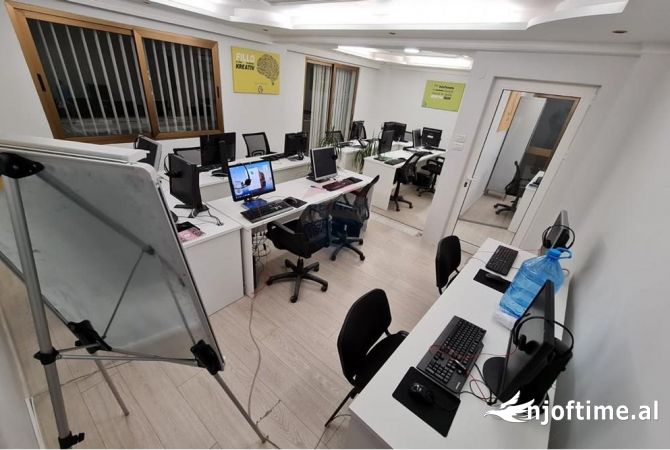 Ambiente Commerciale in Affitto 3+1 a Tirana - 950 Euro