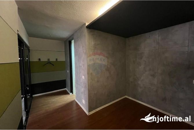 Ambiente Commerciale in Affitto 3+1 a Tirana - 1,100 Euro