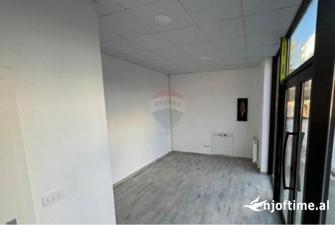 Ambiente Commerciale in Affitto 1+1 a Tirana - 1,500 Euro