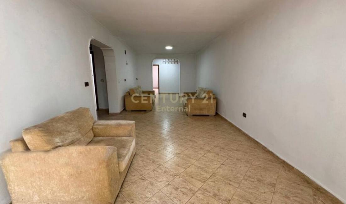 Zyre/ Apartament me qira 2+1+2 tek Sheshi Wilson
