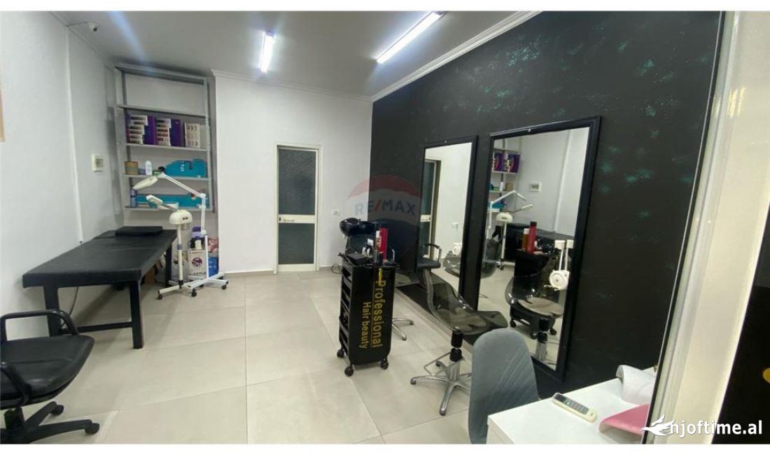 Shitet Dyqan Prane Globe Tek Rruga e Kavajes