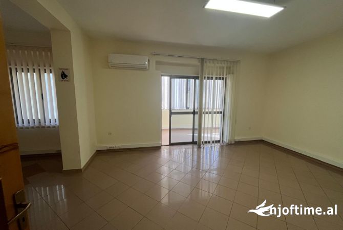 Ambiente Commerciale in Affitto 3+1 a Tirana - 840 Euro