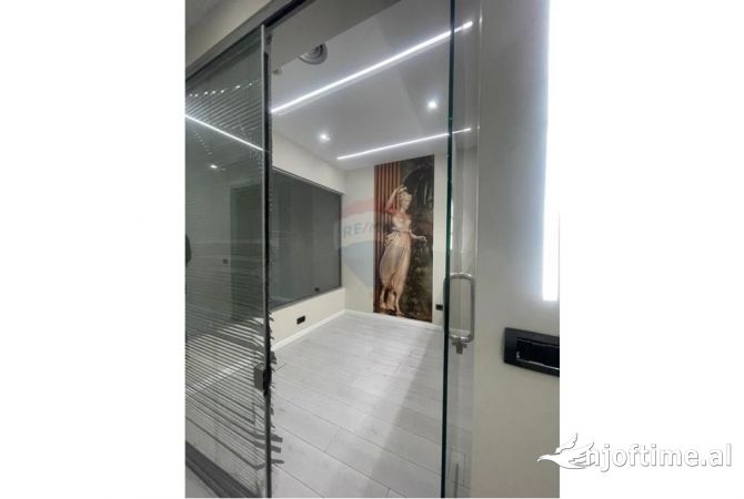 Ambient per zyra me Qera, Air Albania Stadium