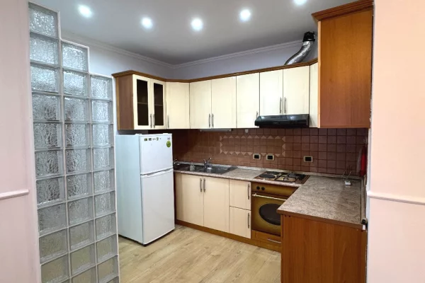 Shtepi ne shitje Apartament ne Tirane, 1+1, Mobilimi E mobiluar, Pagesa 115,000  Euro.