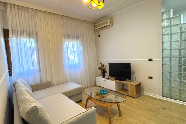 Shtepi ne shitje Apartament ne Tirane, 1+1, Mobilimi E mobiluar, Pagesa 115,000  Euro.