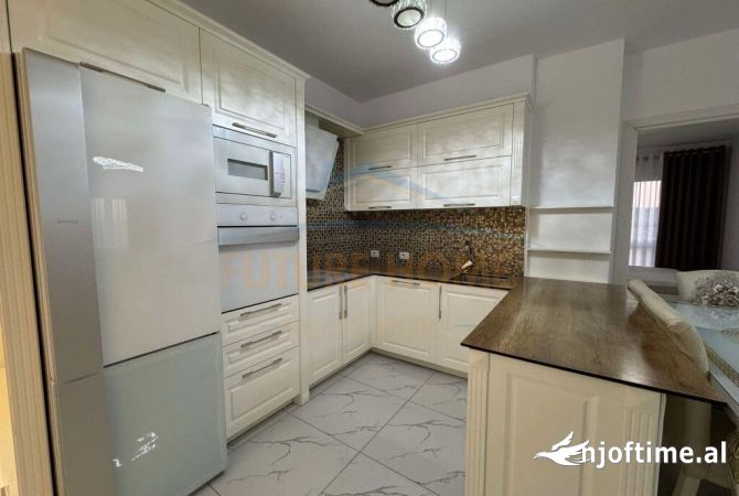 Shitet Apartament 2+1+Post Parkimi, 260.000 Euro, Zogu i Zi