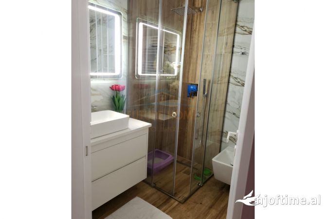Shtepi ne shitje Apartament ne Tirane, 2+1, Mobilimi E mobiluar, Pagesa 250,000  Euro.