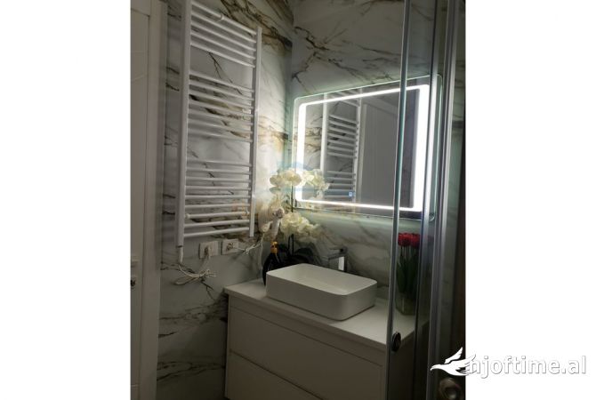 Shtepi ne shitje Apartament ne Tirane, 2+1, Mobilimi E mobiluar, Pagesa 250,000  Euro.