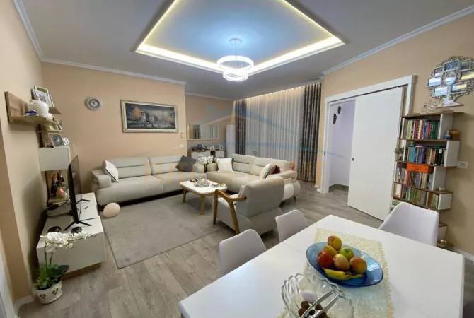 Shtepi ne shitje Apartament ne Tirane, 2+1, Mobilimi E mobiluar, Pagesa 150,000  Euro.