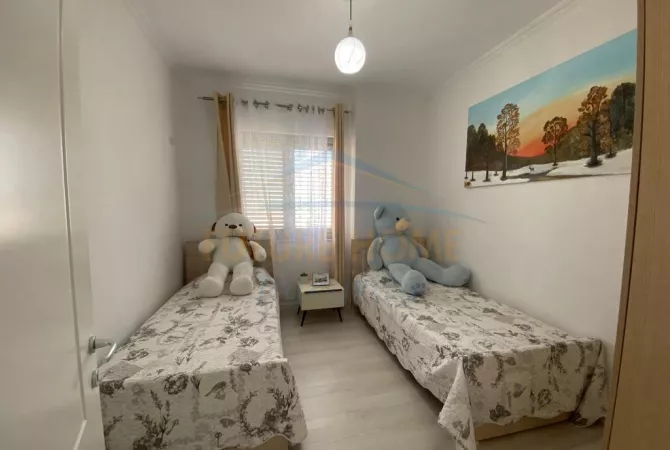 Shtepi ne shitje Apartament ne Tirane, 2+1, Mobilimi E mobiluar, Pagesa 135,000  Euro.