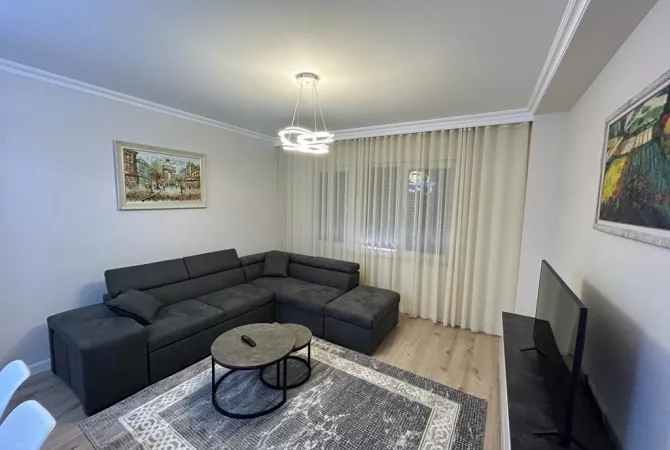 Jepet me Qera Apartament 2+1+ Post Parkim , Prane Gjimnazit Izmail Qemali, 1300 €