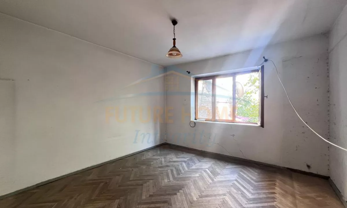 Shtepi ne shitje Apartament ne Tirane, 2+1, Mobilimi Bosh, pa mobiluar, Pagesa 127,000  Euro.