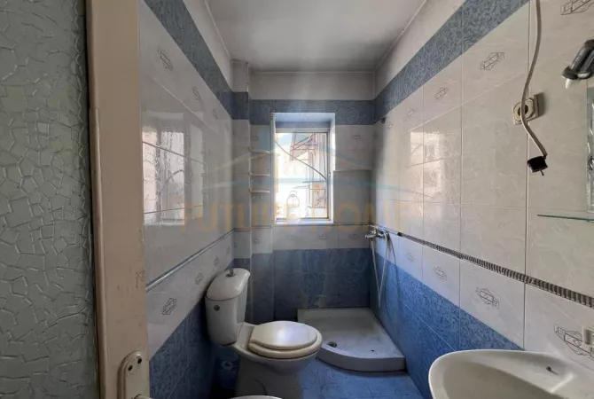 Shtepi ne shitje Apartament ne Tirane, 2+1, Mobilimi Bosh, pa mobiluar, Pagesa 127,000  Euro.
