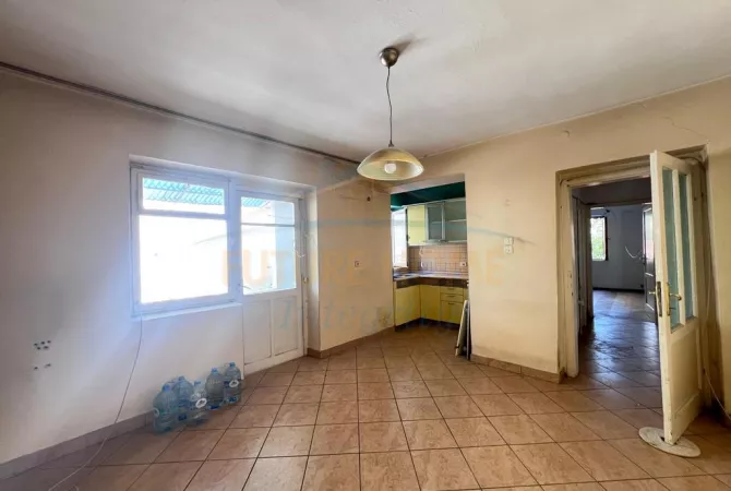 Shtepi ne shitje Apartament ne Tirane, 2+1, Mobilimi Bosh, pa mobiluar, Pagesa 127,000  Euro.