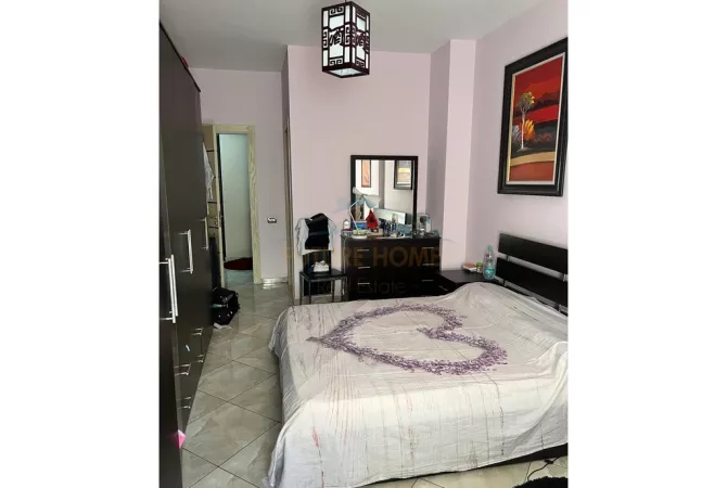 Shtepi ne shitje Apartament ne Tirane, 2+1, Mobilimi E mobiluar, Pagesa 165,000  Euro.