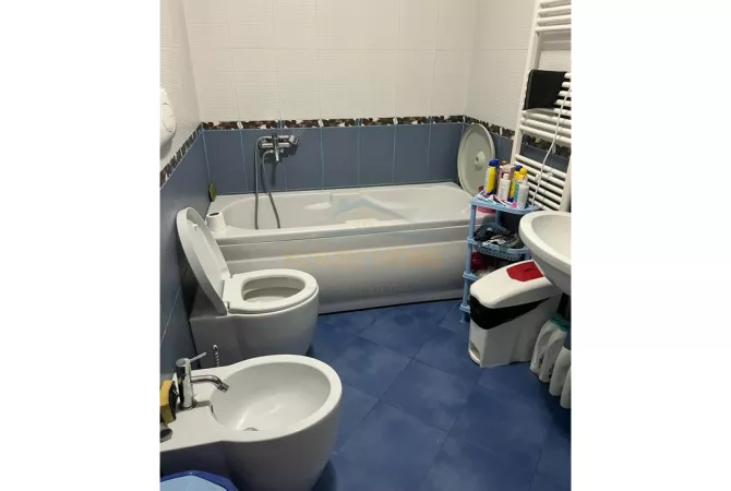 Shtepi ne shitje Apartament ne Tirane, 2+1, Mobilimi E mobiluar, Pagesa 165,000  Euro.