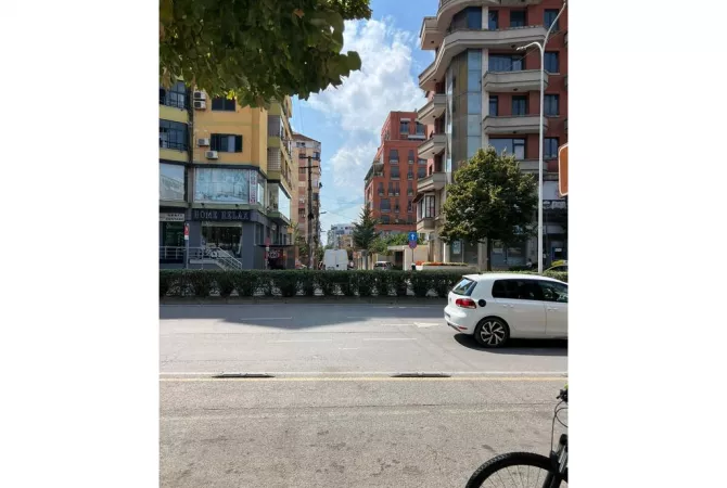 Shtepi ne shitje Apartament ne Tirane, 3+1, Mobilimi Bosh, pa mobiluar, Pagesa 300,000  Euro.