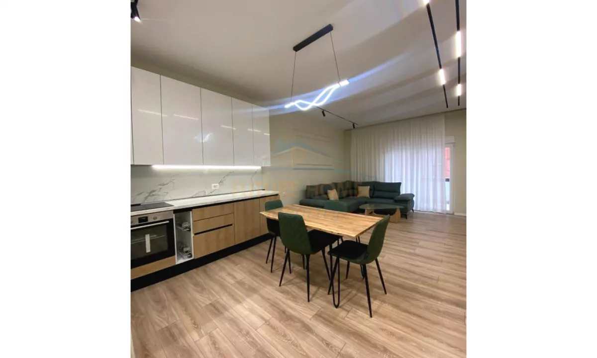 Shtepi ne shitje Apartament ne Tirane, 2+1, Mobilimi E mobiluar, Pagesa 256,000  Euro.