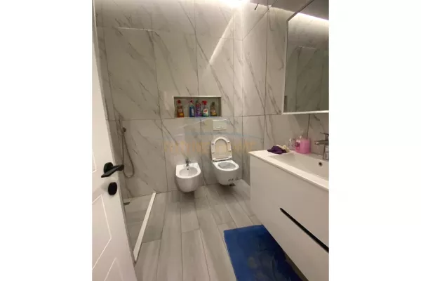 Shtepi ne shitje Apartament ne Tirane, 2+1, Mobilimi E mobiluar, Pagesa 256,000  Euro.