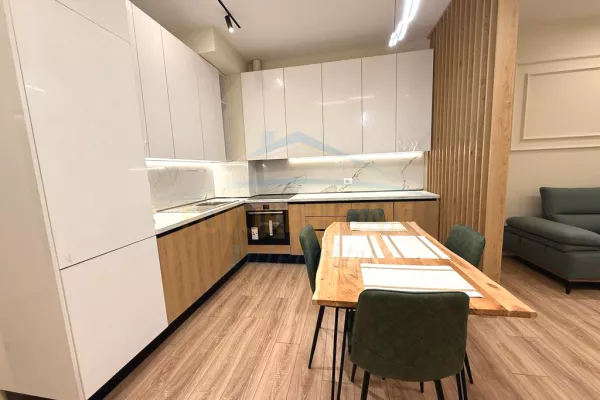 Shtepi ne shitje Apartament ne Tirane, 2+1, Mobilimi E mobiluar, Pagesa 256,000  Euro.