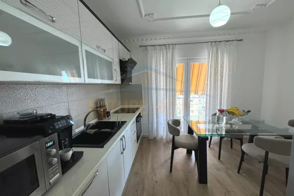 Shtepi ne shitje Apartament ne Tirane, 3+1, Mobilimi E mobiluar, Pagesa 195,000  Euro.