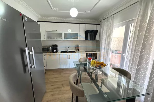 Shtepi ne shitje Apartament ne Tirane, 3+1, Mobilimi E mobiluar, Pagesa 195,000  Euro.