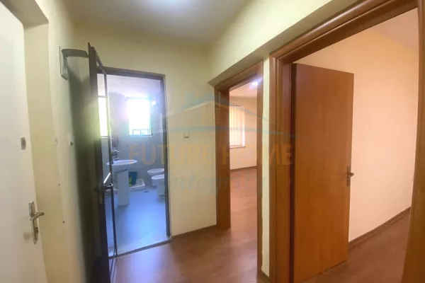 Shtepi me qera Apartament ne Tirane, 2+1, Mobilimi Bosh, pa mobiluar, Pagesa 800  Euro.