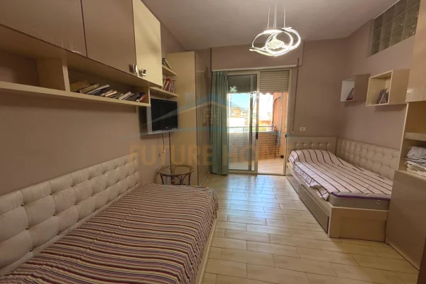 Shtepi ne shitje Apartament ne Tirane, 2+1, Mobilimi E mobiluar, Pagesa 229,000  Euro.