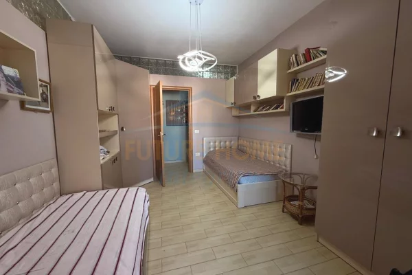 Shtepi ne shitje Apartament ne Tirane, 2+1, Mobilimi E mobiluar, Pagesa 229,000  Euro.
