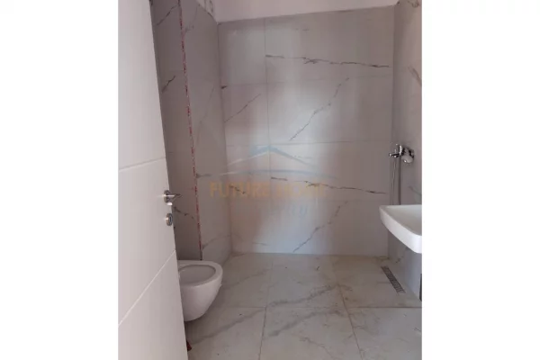 Shtepi ne shitje Apartament ne Tirane, 2+1, Mobilimi Bosh, pa mobiluar, Pagesa 234,800  Euro.