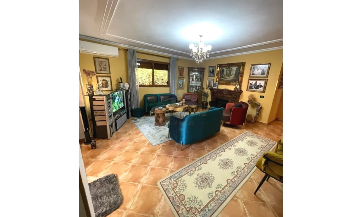 Shtepi ne shitje Apartament ne Tirane, 3+1, Mobilimi E mobiluar, Pagesa 220,000  Euro.