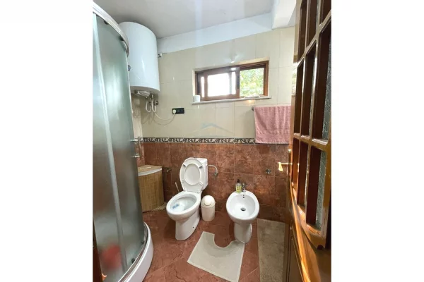 Shtepi ne shitje Apartament ne Tirane, 3+1, Mobilimi E mobiluar, Pagesa 220,000  Euro.