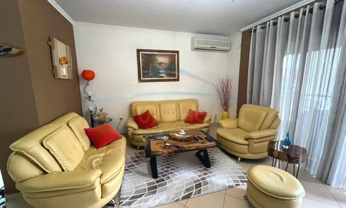 Shtepi ne shitje Apartament ne Tirane, 3+1, Mobilimi E mobiluar, Pagesa 220,000  Euro.