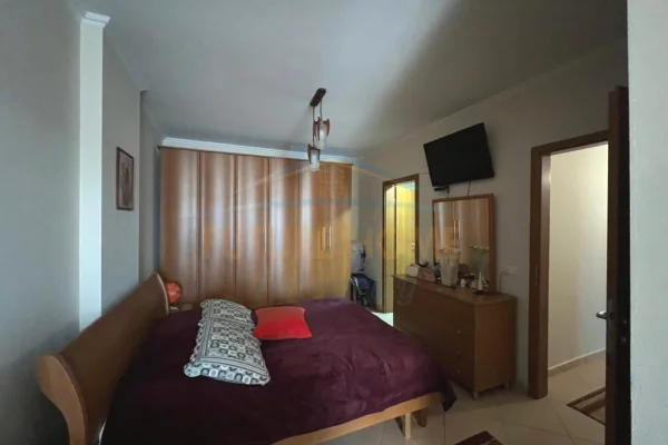 Shtepi ne shitje Apartament ne Tirane, 3+1, Mobilimi E mobiluar, Pagesa 220,000  Euro.