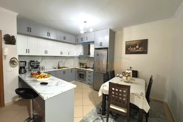 Shtepi ne shitje Apartament ne Tirane, 3+1, Mobilimi E mobiluar, Pagesa 220,000  Euro.