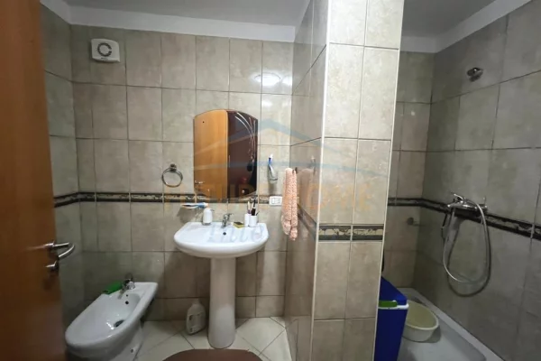 Shtepi ne shitje Apartament ne Tirane, 3+1, Mobilimi E mobiluar, Pagesa 220,000  Euro.