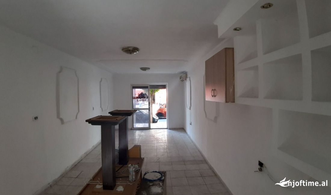 Shitet dyqan prane pazarit te Ri(85800)