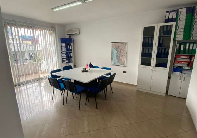 Ambient biznesi me qera 3+1 ne Tirane - 1,000 Euro